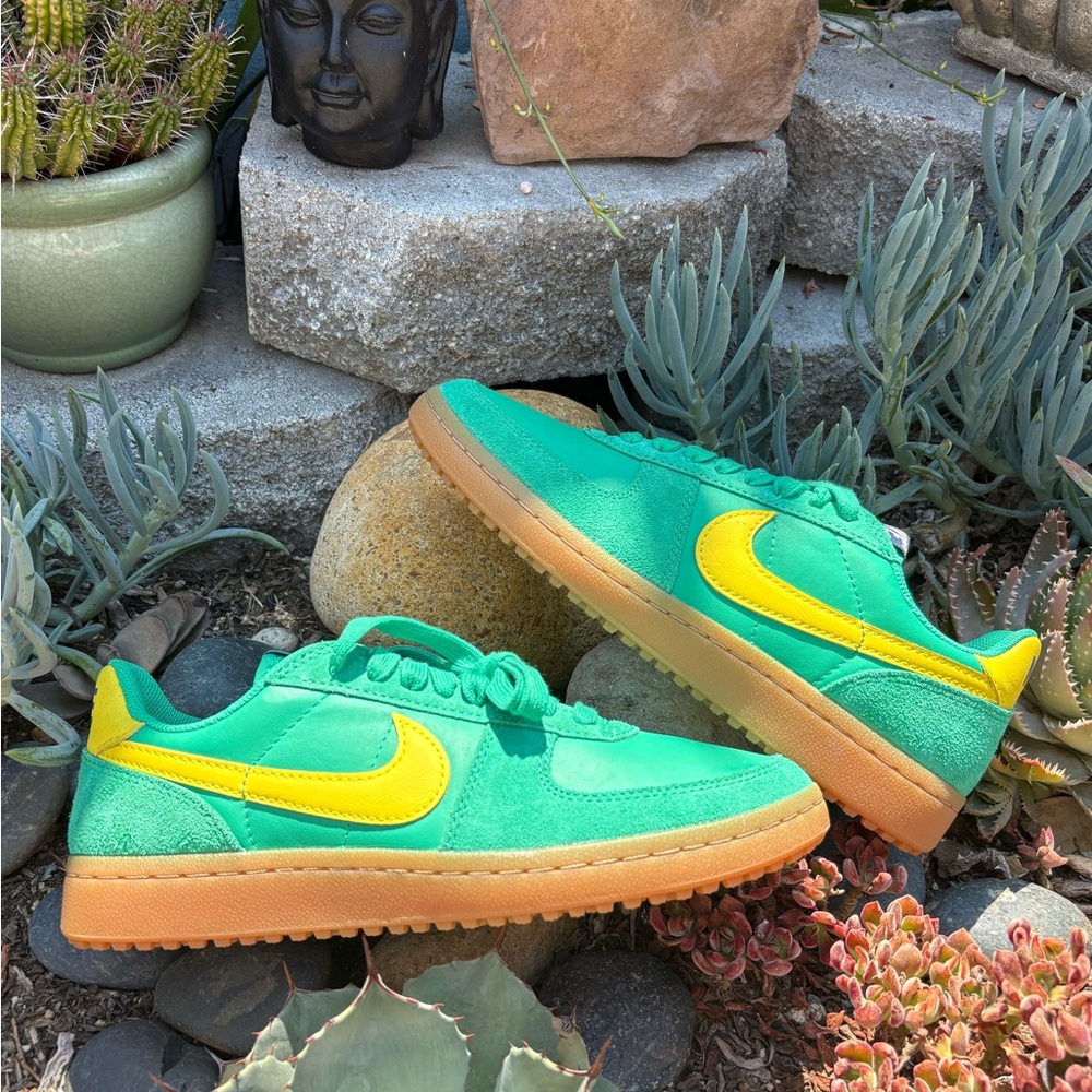 Nike Women’s Field General Retro Shoes - Picture 11 of 16